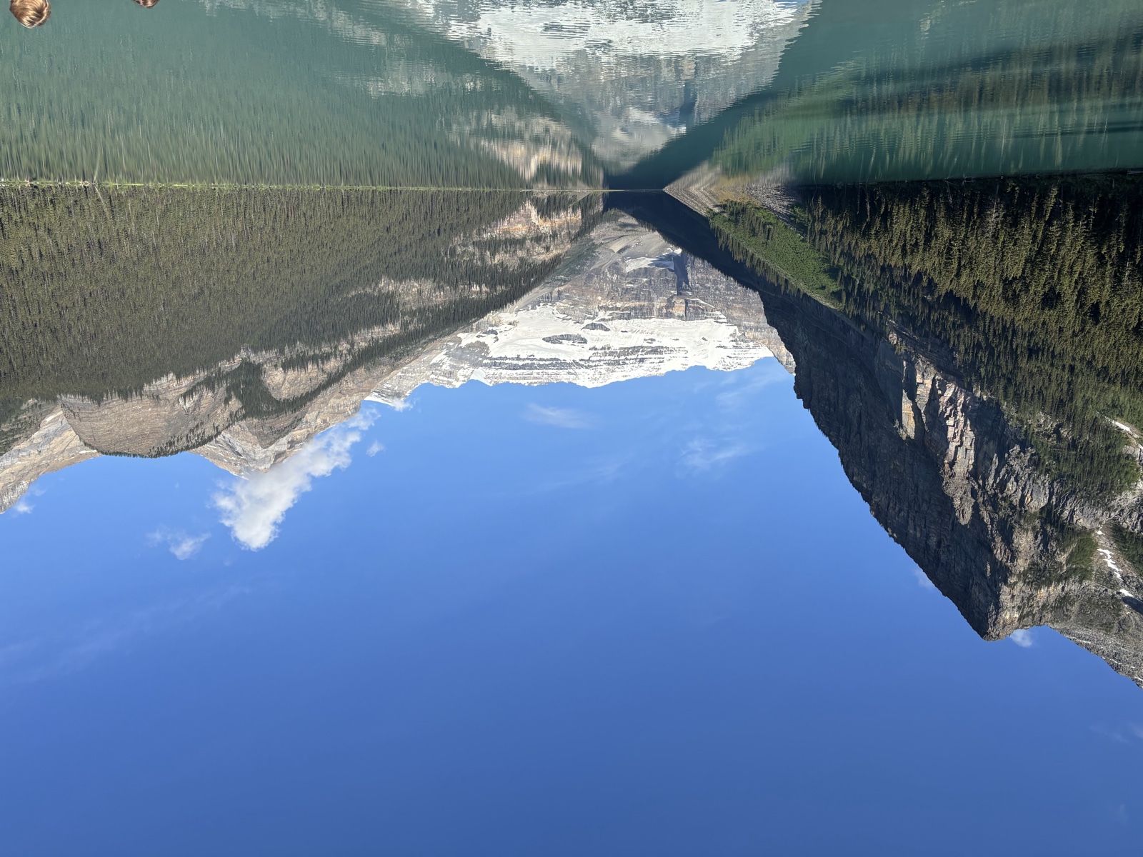 テン・ピークスを背景にしたモレーン湖の絶景