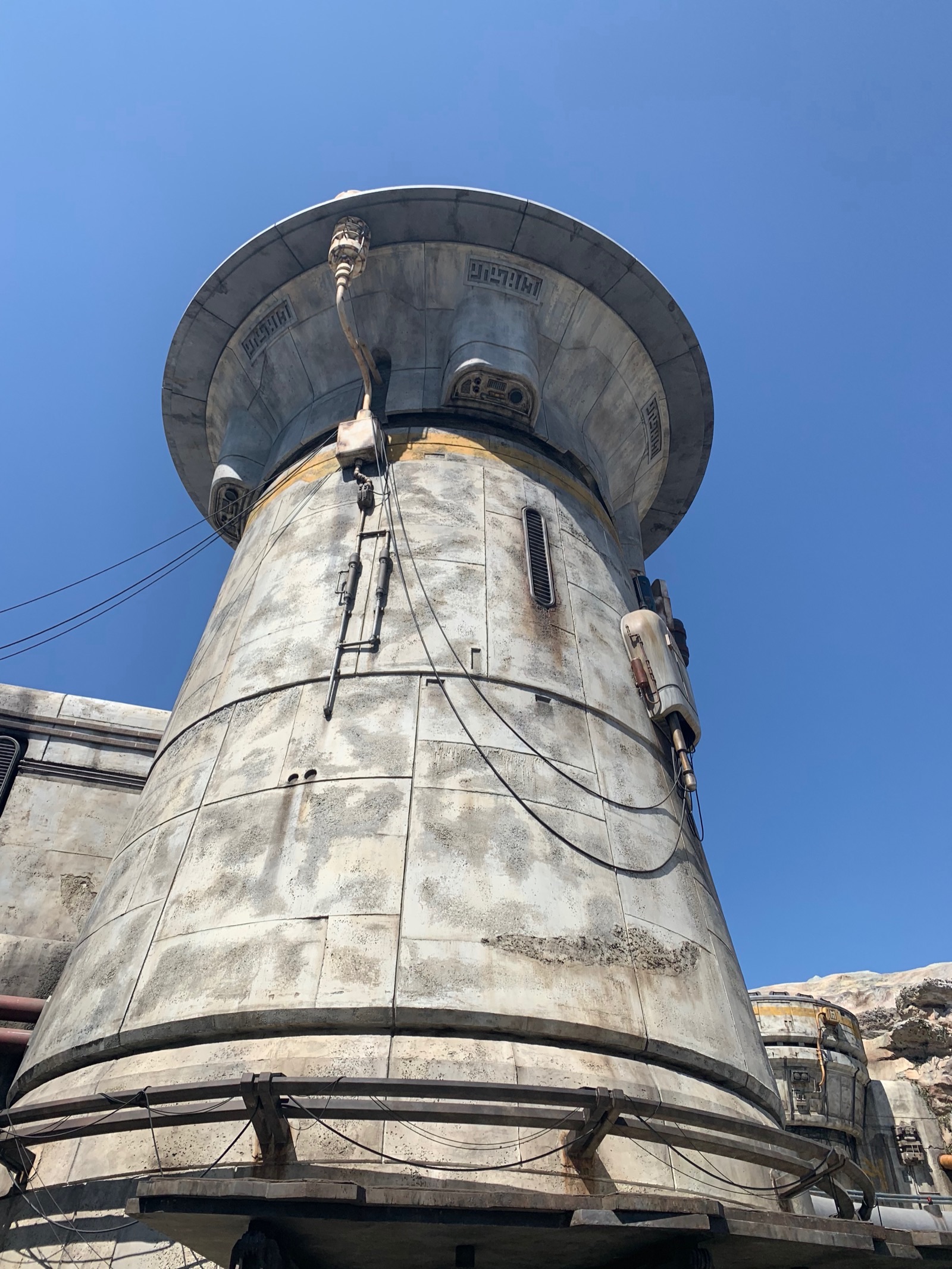 スター・ウォーズ：ギャラクシーズ・エッジのエイリアン風建造物