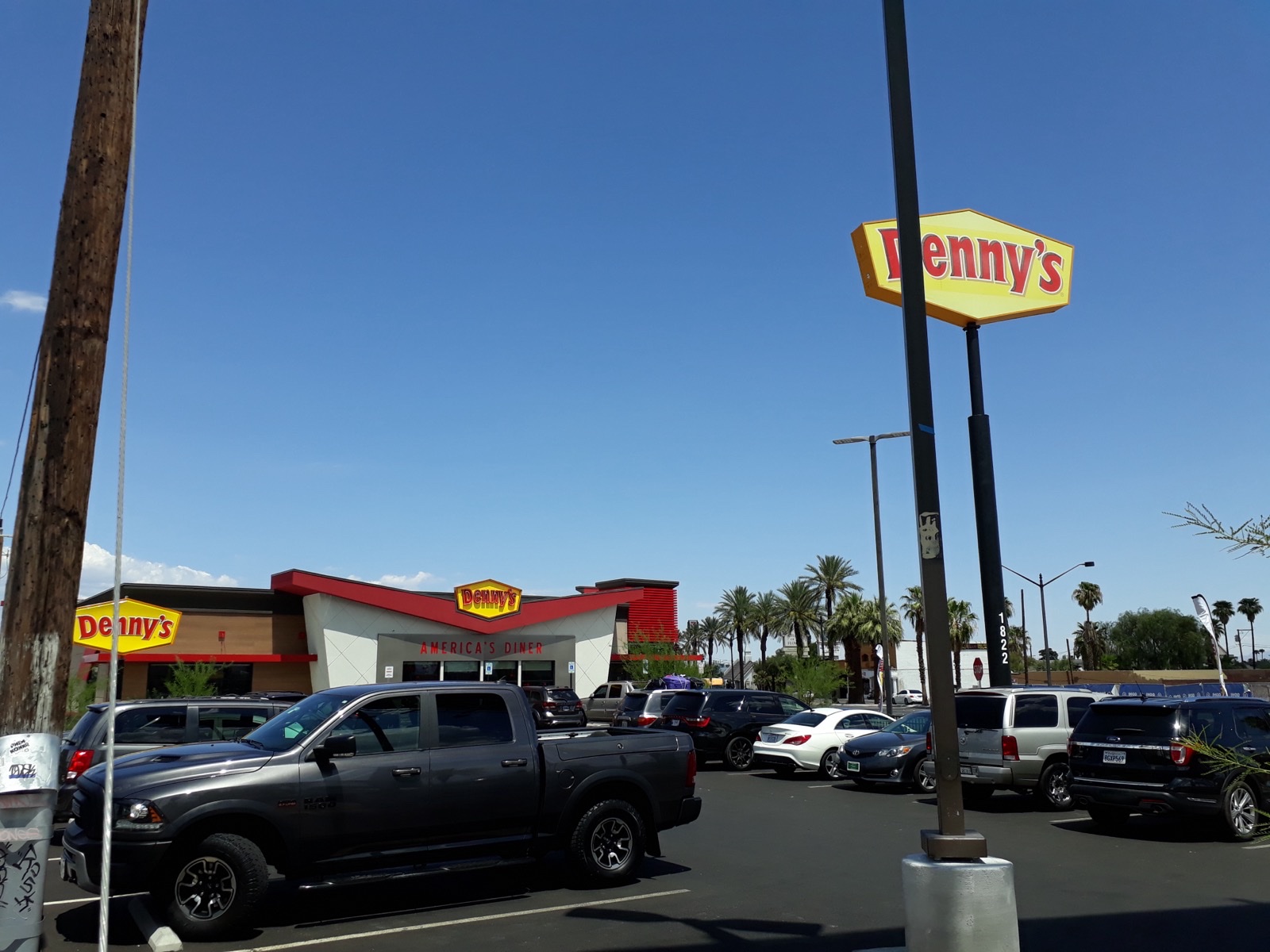 Denny'sの店舗外観と看板