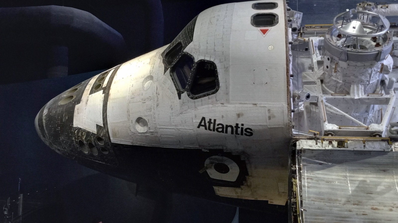 展示されているスペースシャトル・アトランティスの実機