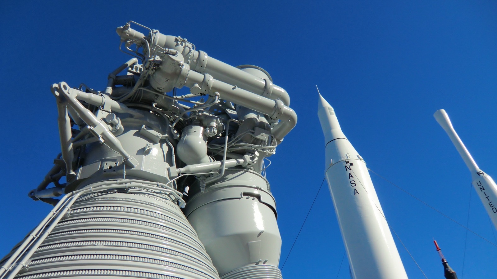 ケネディ宇宙センターのロケットガーデンに並ぶ歴代ロケット