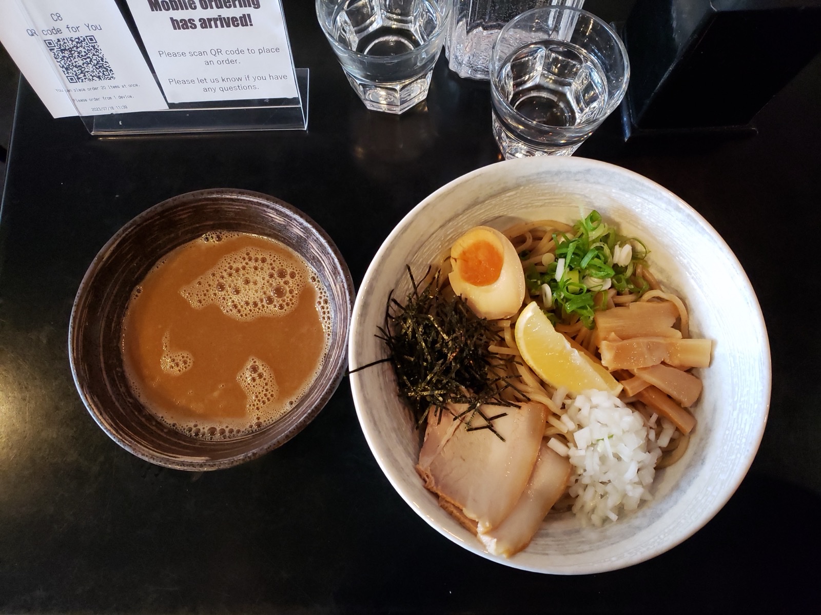 味玉と海苔がのった醤油ラーメン