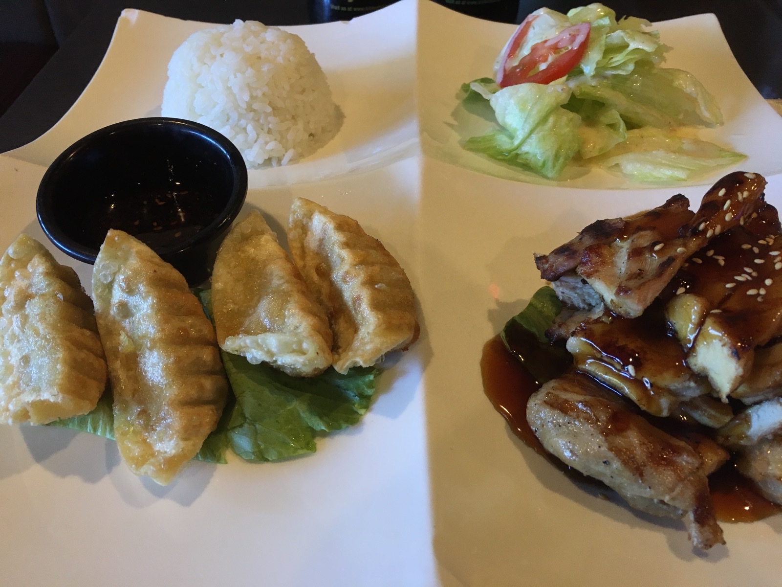 チキン照り焼きと餃子、ライス、サラダのプレート